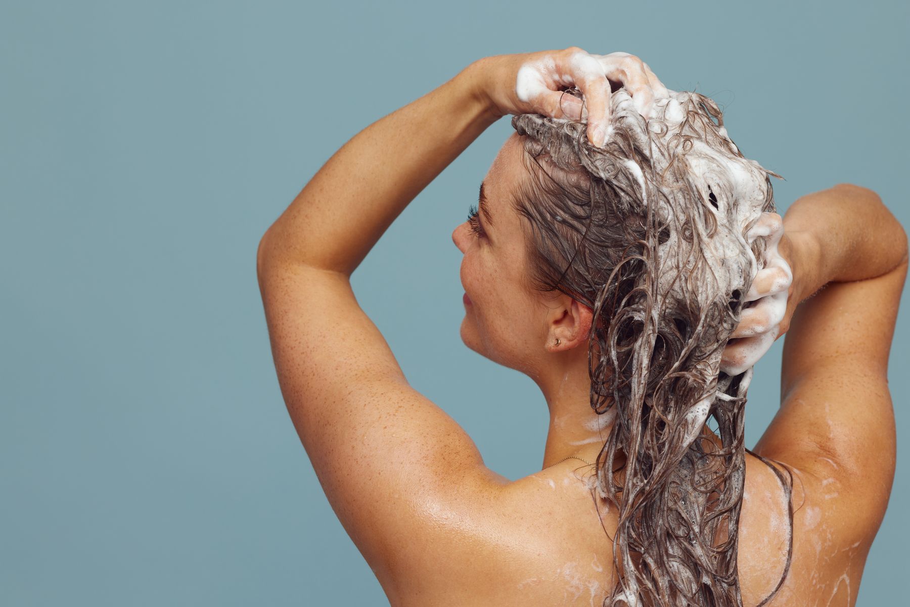 Gentle hair washing with shampoo as part of post-transplant aftercare